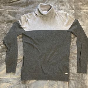 Two toned grey turtle neck sweater made by Calvin Kelin